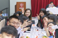 學生參加高桌晚宴。